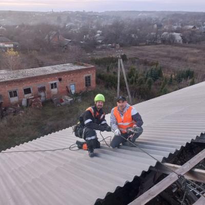 On the damaged roof, we succeed!