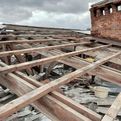 The damaged roof was restored before the eyes of the Izyum residents!