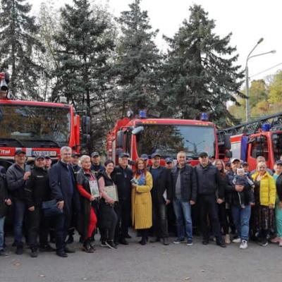 Харків'ян-ротарійців на подвір'ї зібрали та машину ДСНС урочисто передали.