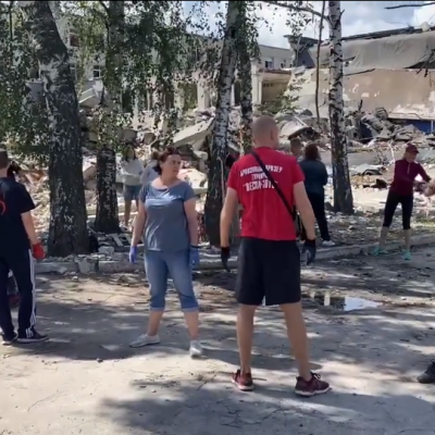 Взяти би більше цегли нам, штук приблизно 5, От би вийшов славний дім, тільки де їх взять?