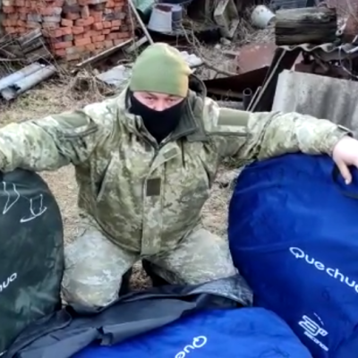 Українська армія ночує в наметі, а російська - в пакеті!