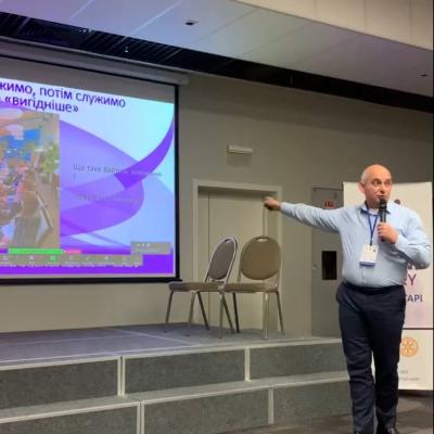 Сергій доповідає, зал - замовкає.