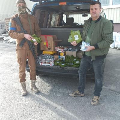 До солдата тачки, Володимир поклав пачки.