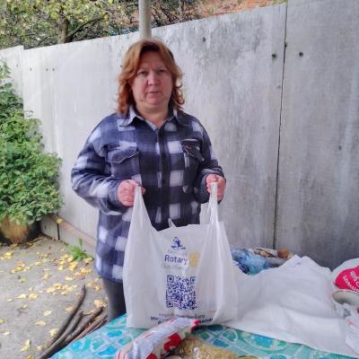 Продукти для банкету ми кладемо в іменні пакети.